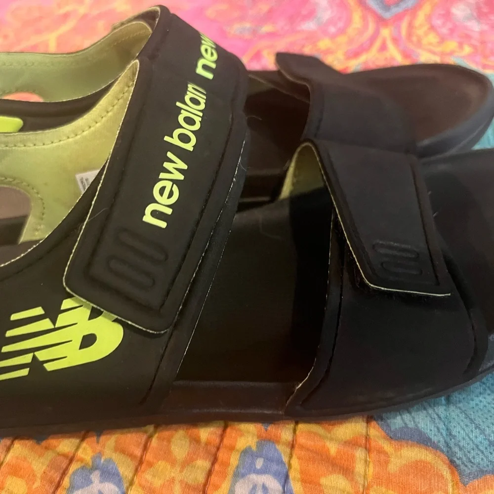 New Balance Sandals. Unisex Sz 5 Mens/sz 7 womens. Velcro strap NEW